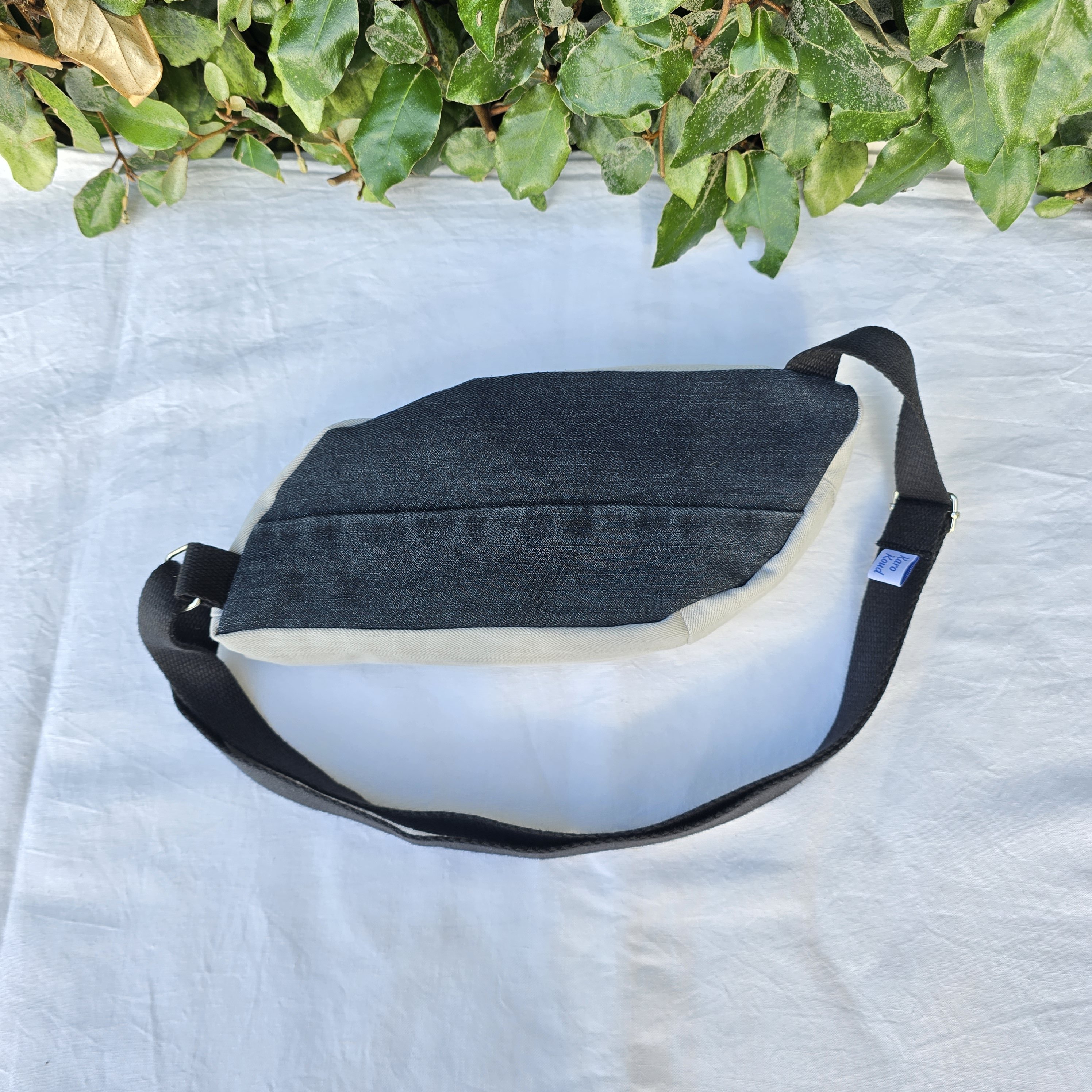 Sac banane r&eacute;invent&eacute;, design unique, en jean upcycling