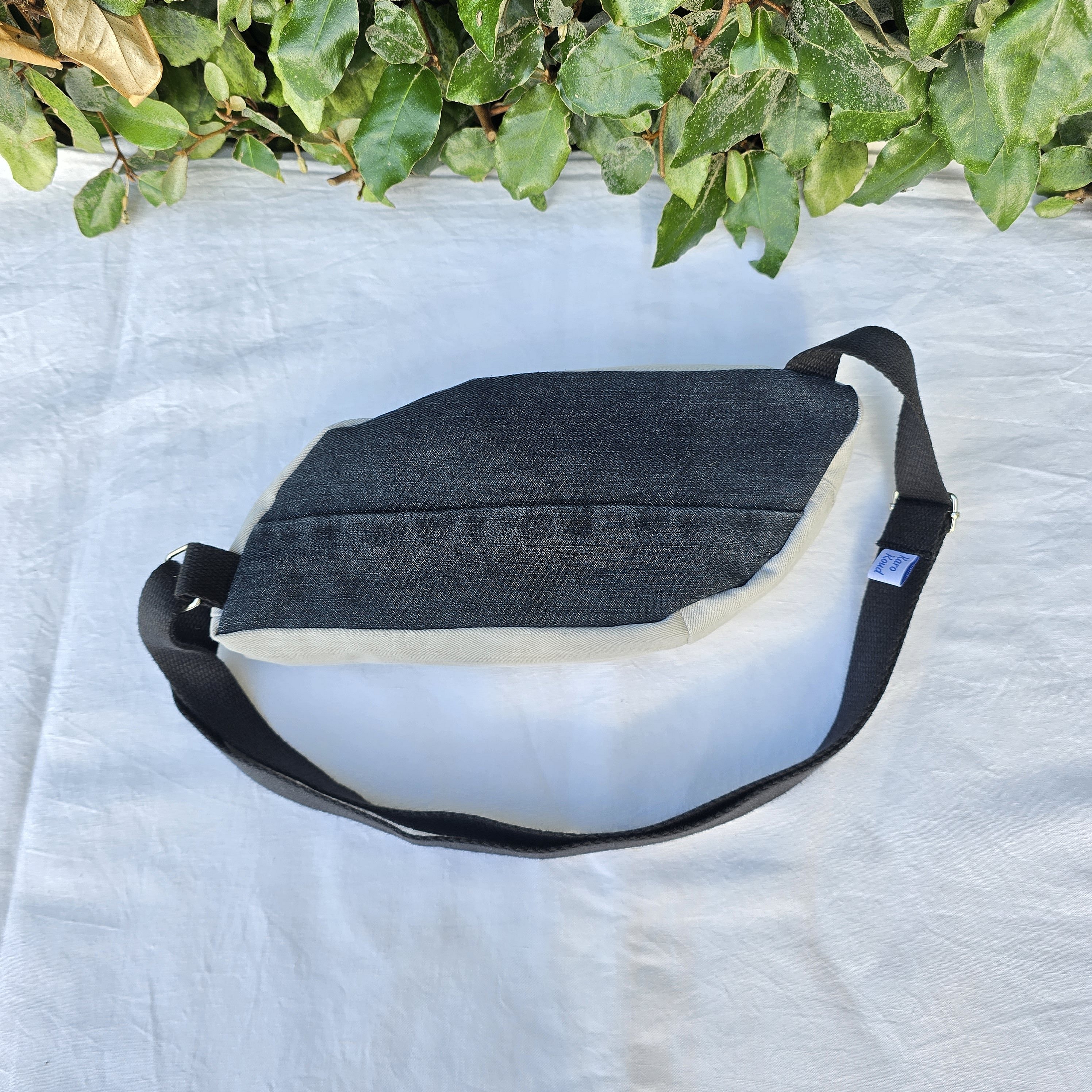 Sac banane r&eacute;invent&eacute;, design unique, en jean upcycling