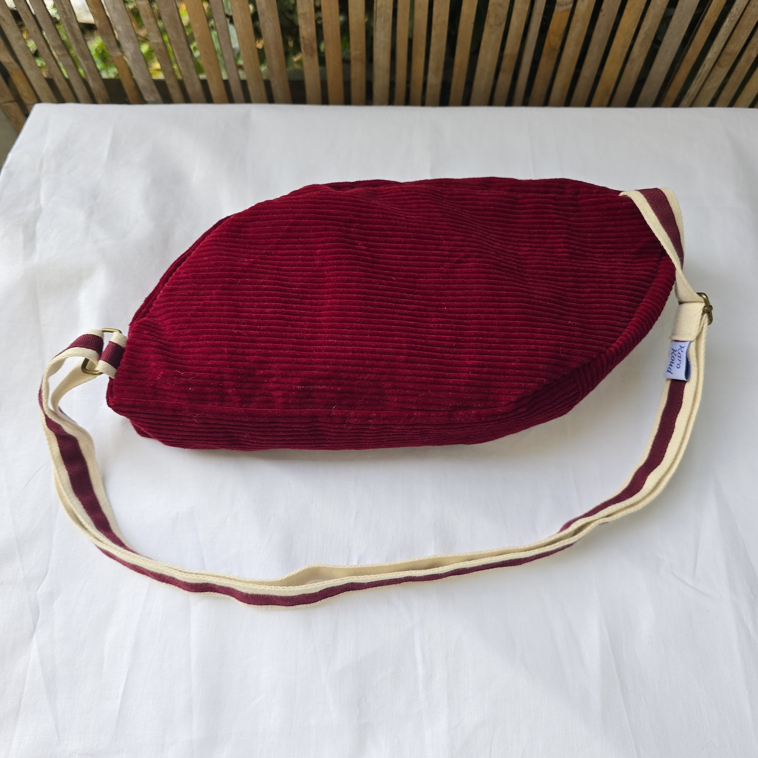 Sac banane r&eacute;invent&eacute; : design unique. &Eacute;co-conception et Style unique en mat&eacute;riaux recycl&eacute;s.