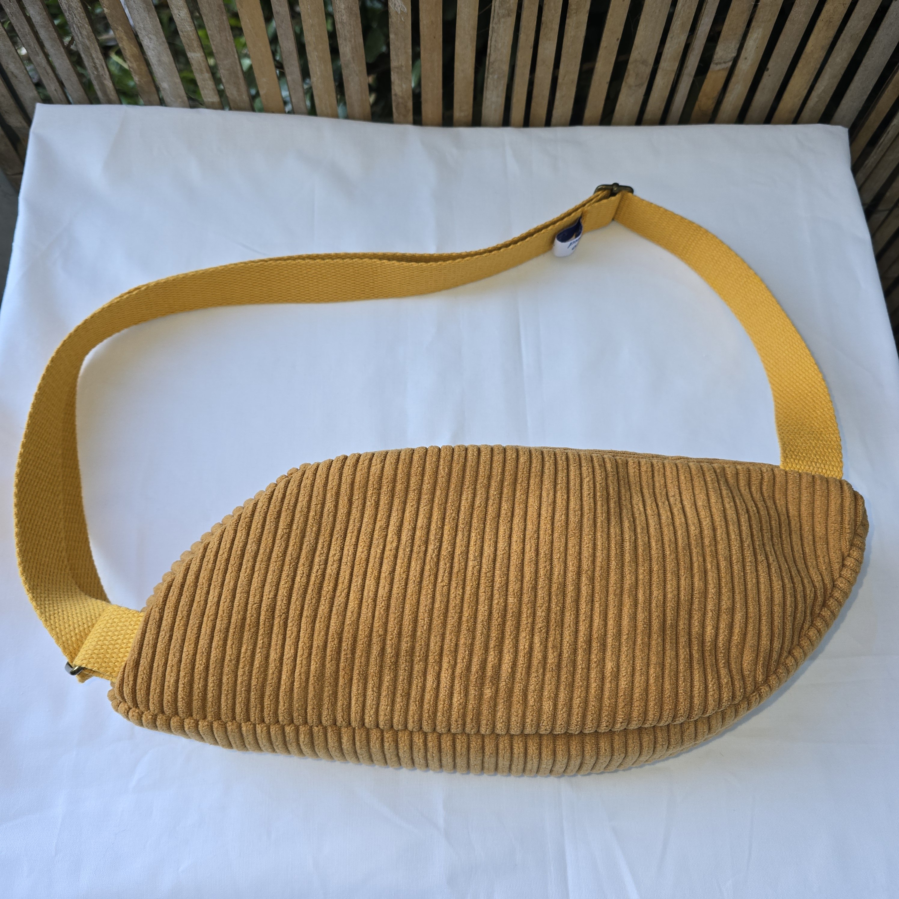 Sac banane r&eacute;invent&eacute; : design unique asym&eacute;trique.