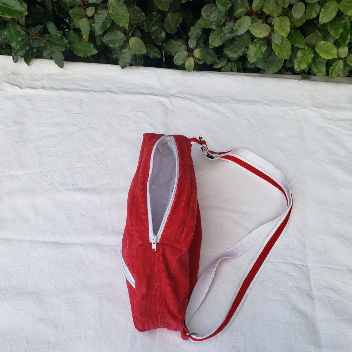 Sac banane r&eacute;invent&eacute;, design unique, en tissu velours fines c&ocirc;tes