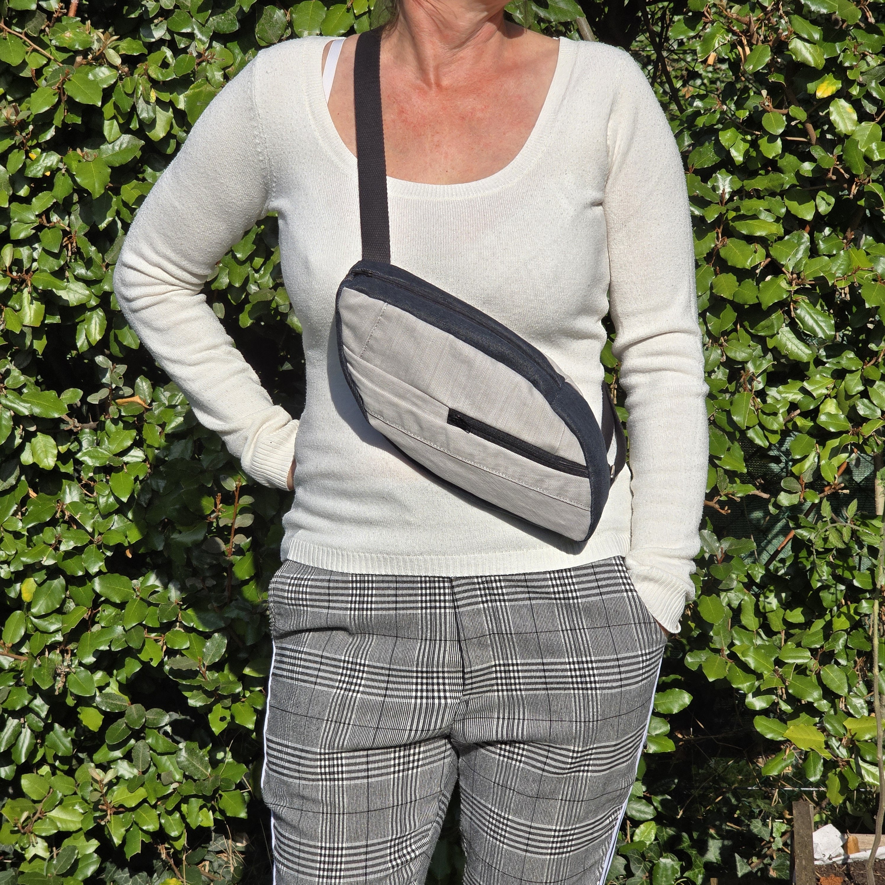sac banane r&eacute;invent&eacute;, design unique, en jean upcycling