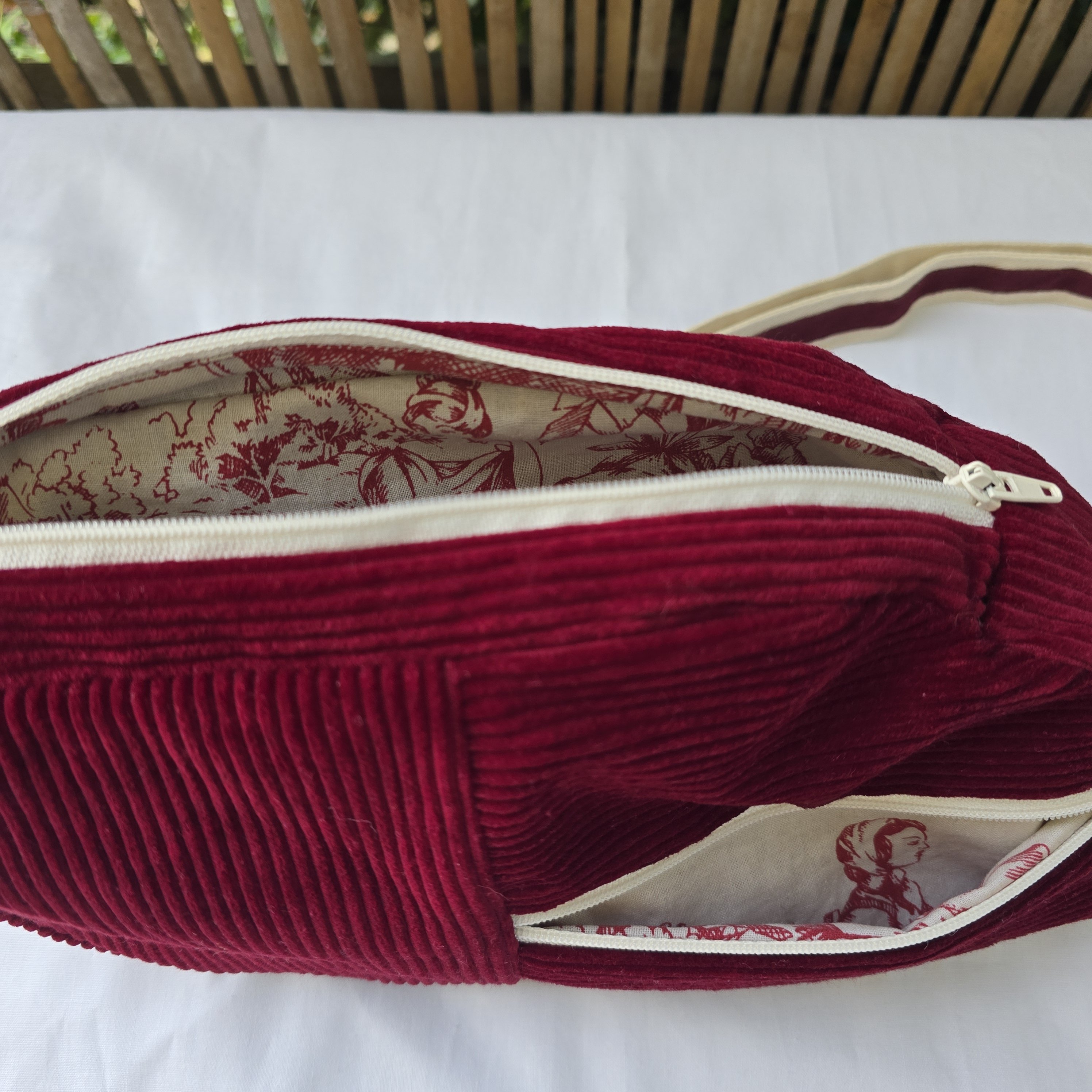 Sac banane r&eacute;invent&eacute; : design unique. &Eacute;co-conception et Style unique en mat&eacute;riaux recycl&eacute;s.