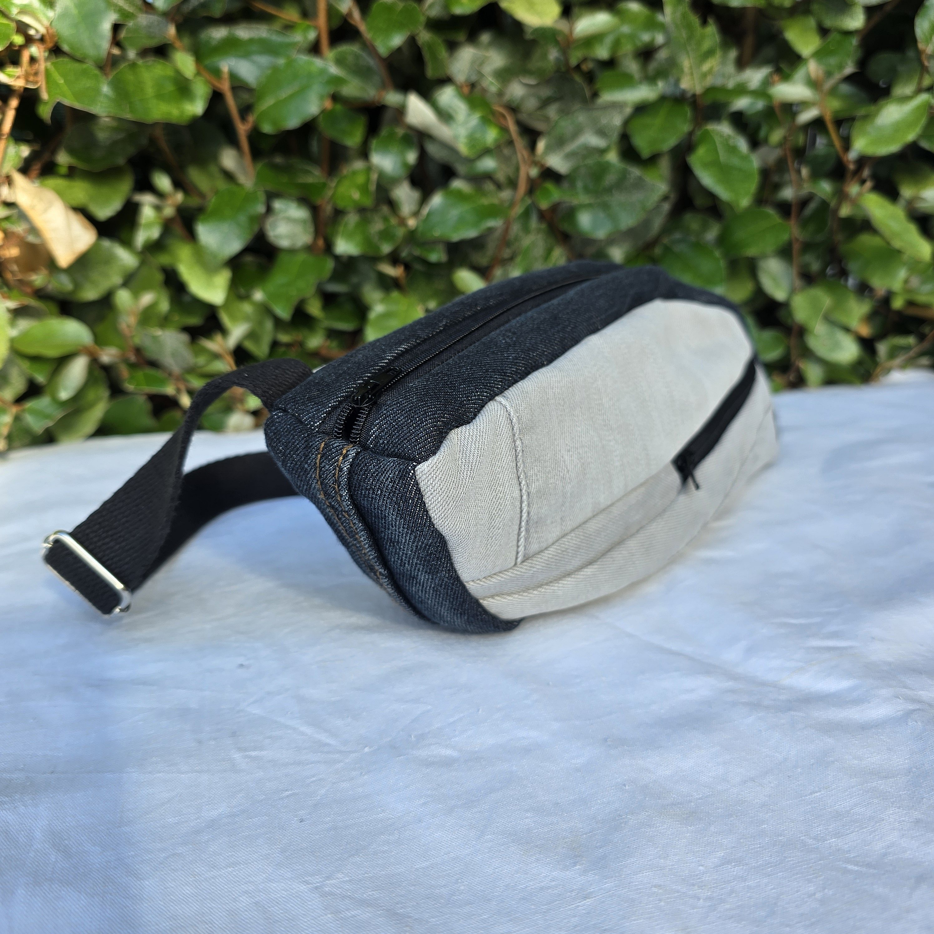 sac banane r&eacute;invent&eacute;, design unique, en jean upcycling