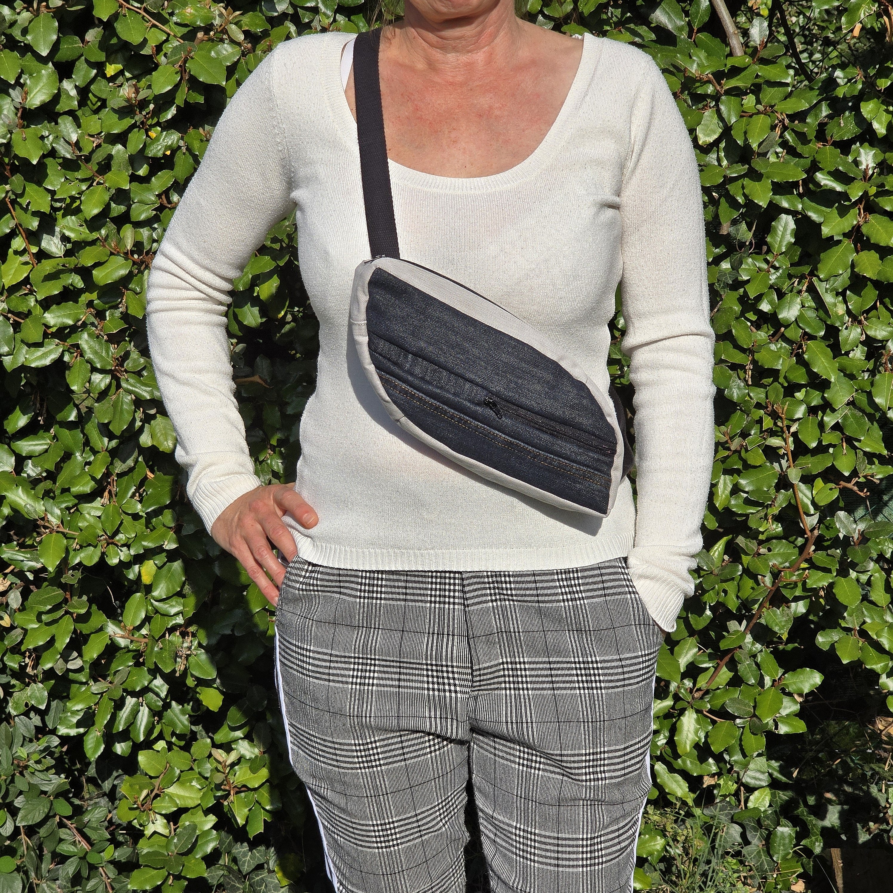 Sac banane r&eacute;invent&eacute;, design unique, en jean upcycling