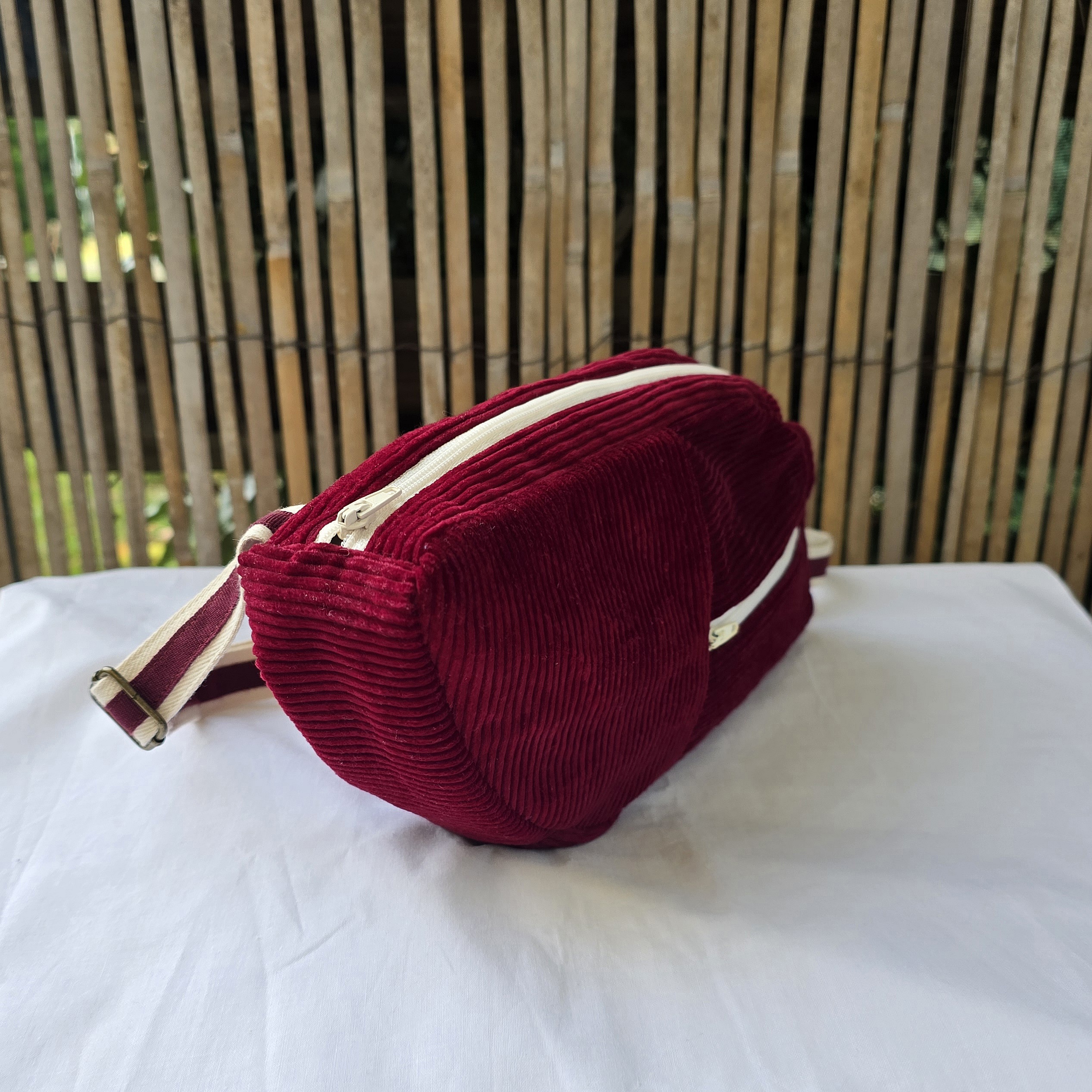 Sac banane r&eacute;invent&eacute; : design unique. &Eacute;co-conception et Style unique en mat&eacute;riaux recycl&eacute;s.