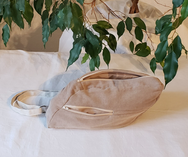 Sac banane r&eacute;invent&eacute;, design unique, en tissu velours fines c&ocirc;tes