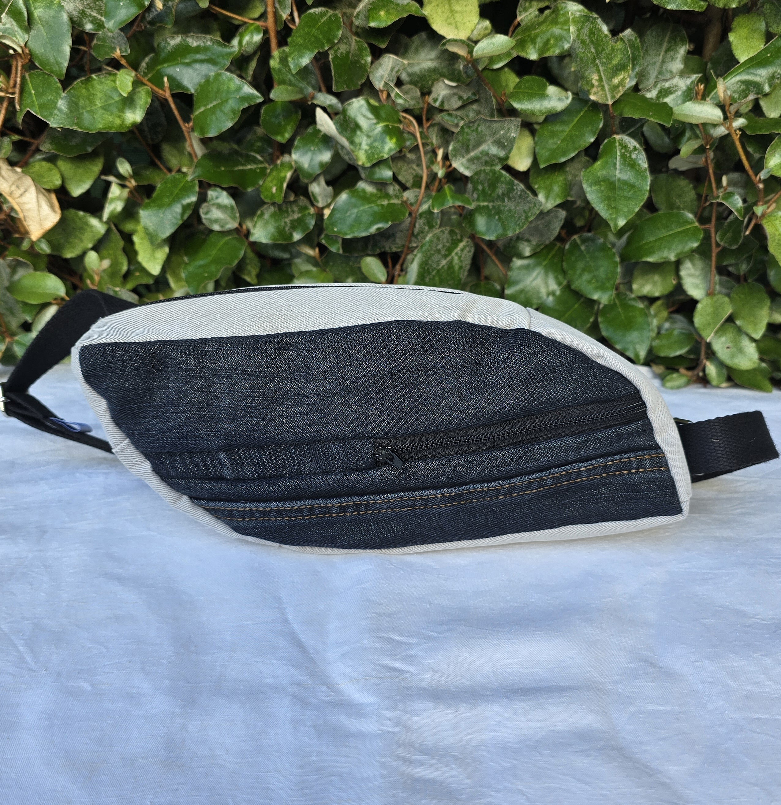 Sac banane r&eacute;invent&eacute;, design unique, en jean upcycling