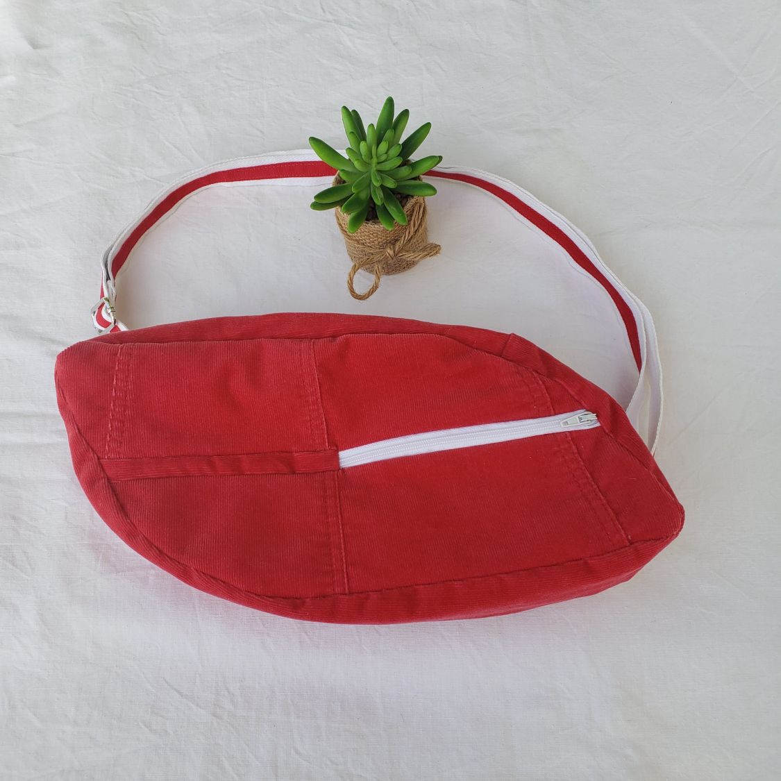 Sac banane r&eacute;invent&eacute;, design unique, en tissu velours fines c&ocirc;tes