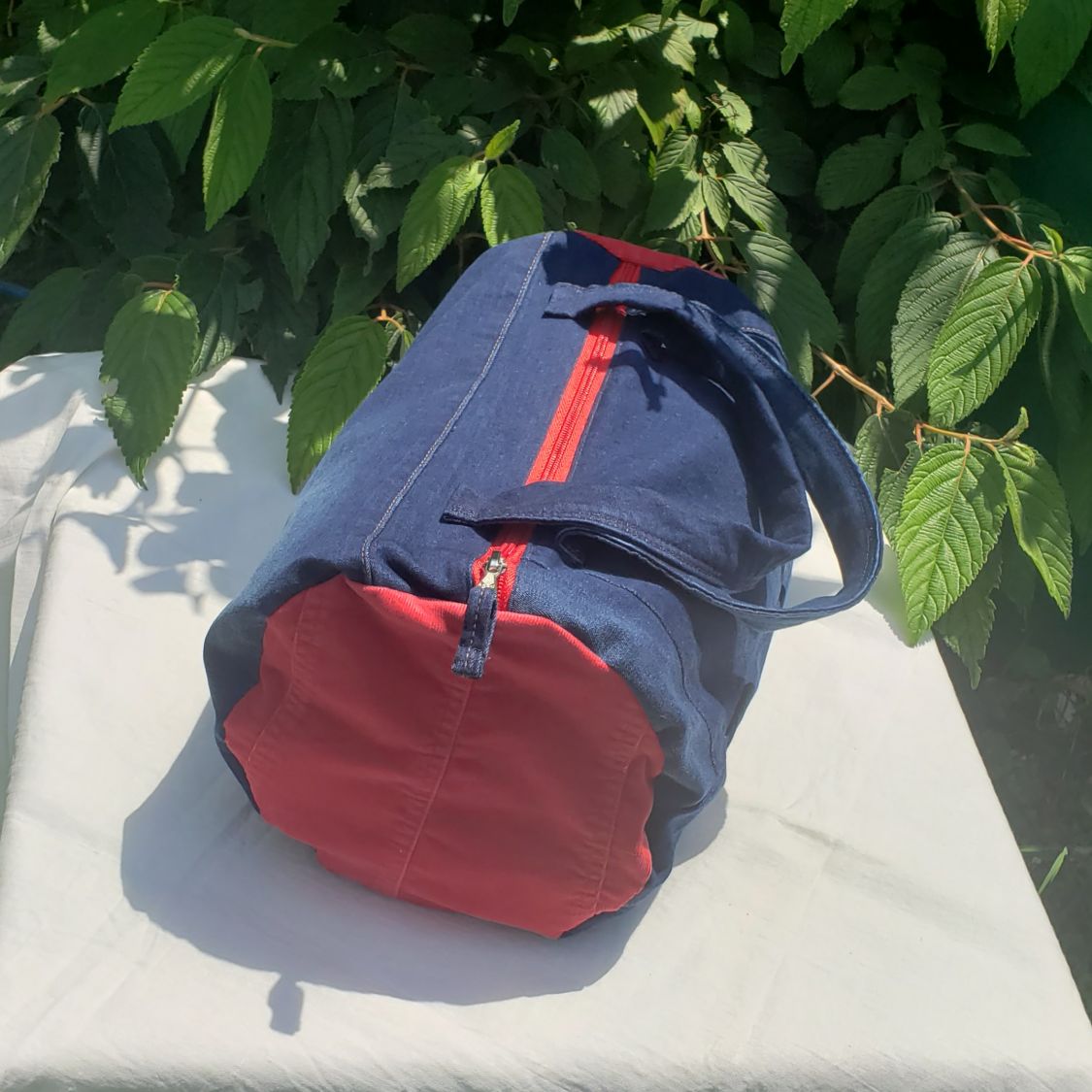 Sac bowling Rouge Passion en jean recyclé et velours rouge.