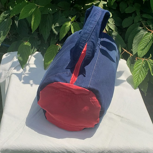 Sac bowling Rouge Passion en jean recyclé et velours rouge.