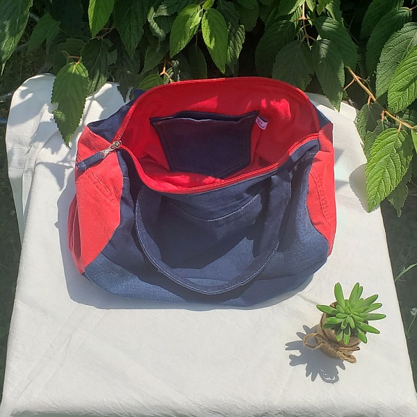 Sac bowling Rouge Passion en jean recyclé et velours rouge.
