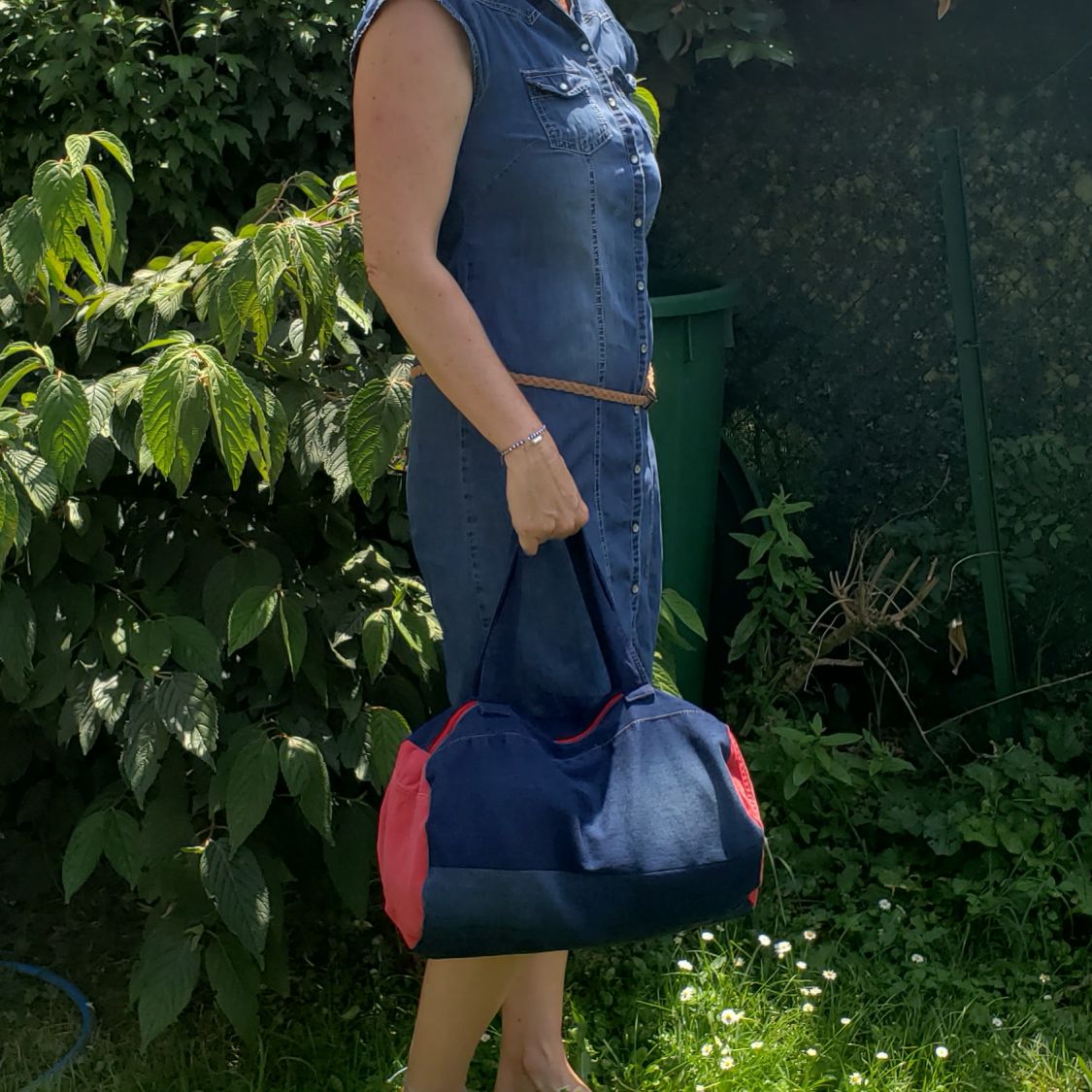 Sac bowling Rouge Passion en jean recyclé et velours rouge.
