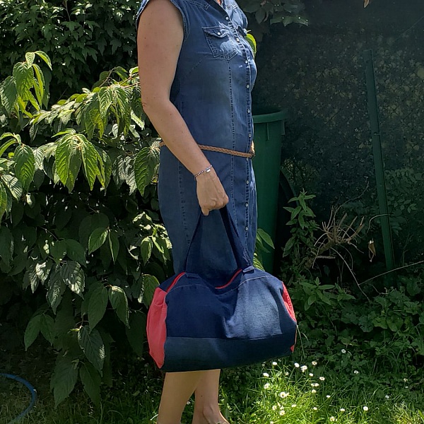 Sac bowling Rouge Passion en jean recyclé et velours rouge.