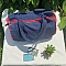 Sac bowling artisanal en jean recyclé et velours rouge.