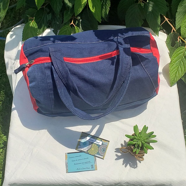 Sac bowling artisanal en jean recyclé et velours rouge.
