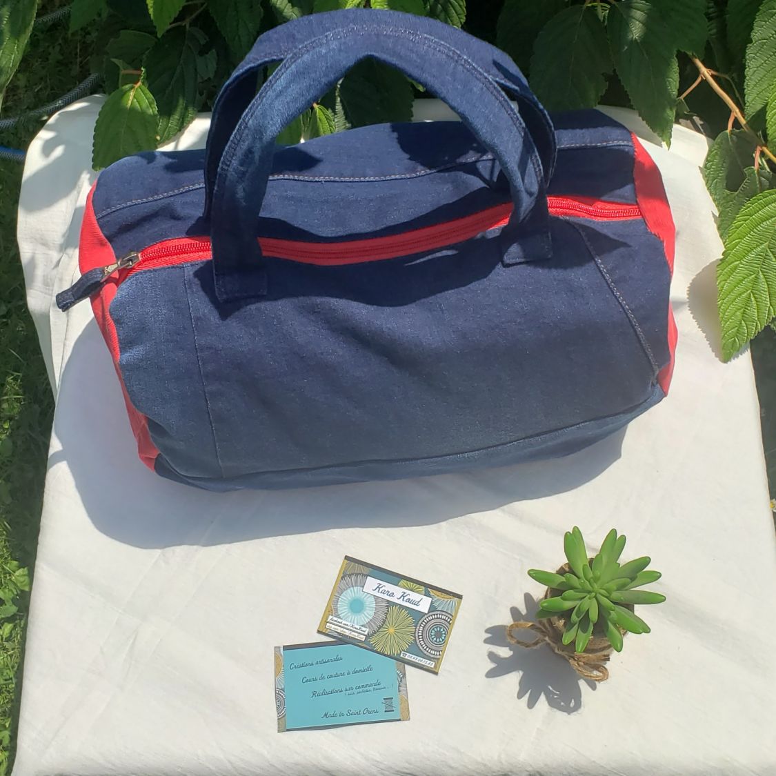 Sac bowling Rouge Passion en jean recyclé et velours rouge.