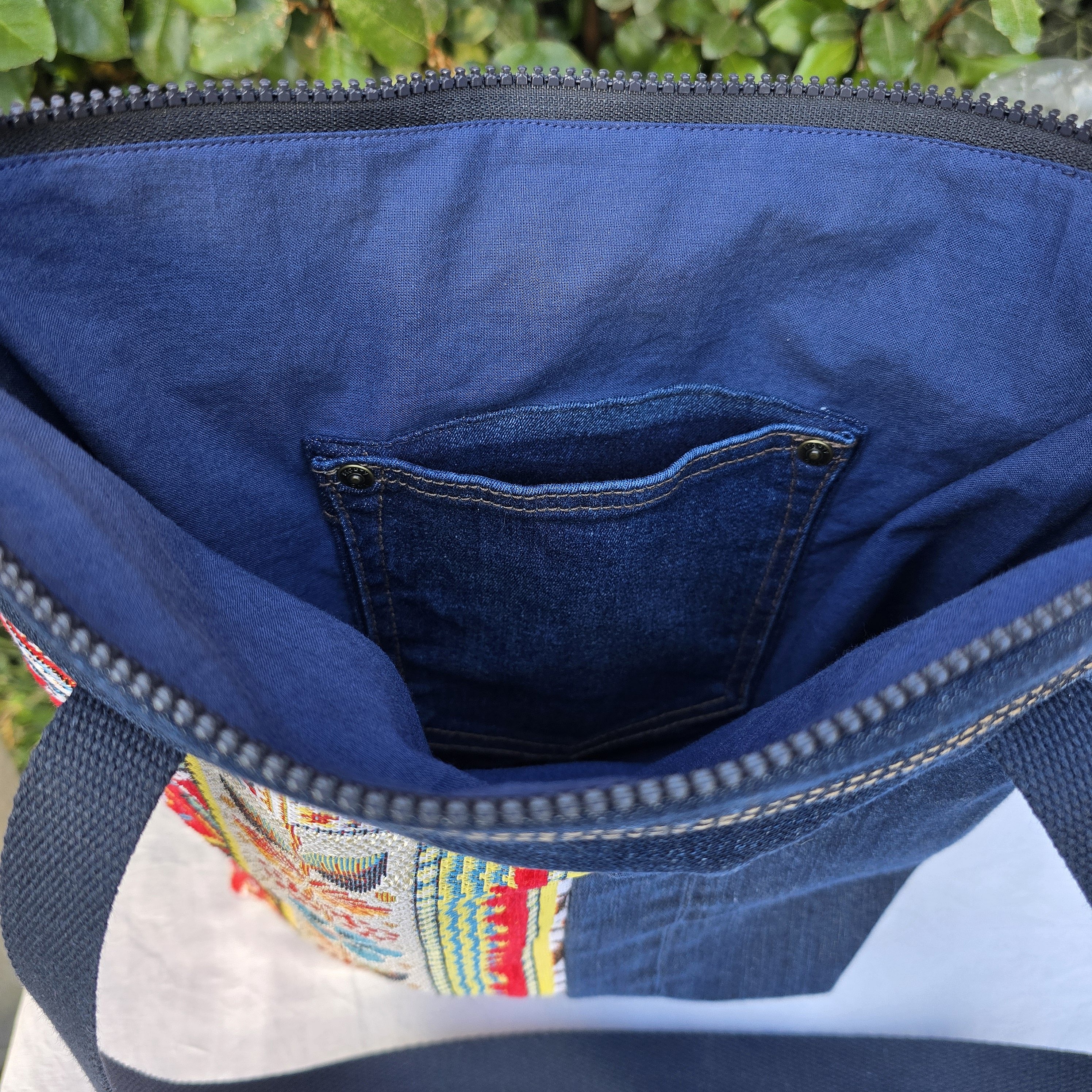Sac bandoulière en jean recyclé avec empiècements colorés.
