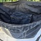 Intérieur d'un sac à bandoulière en jean recyclé avec poche.