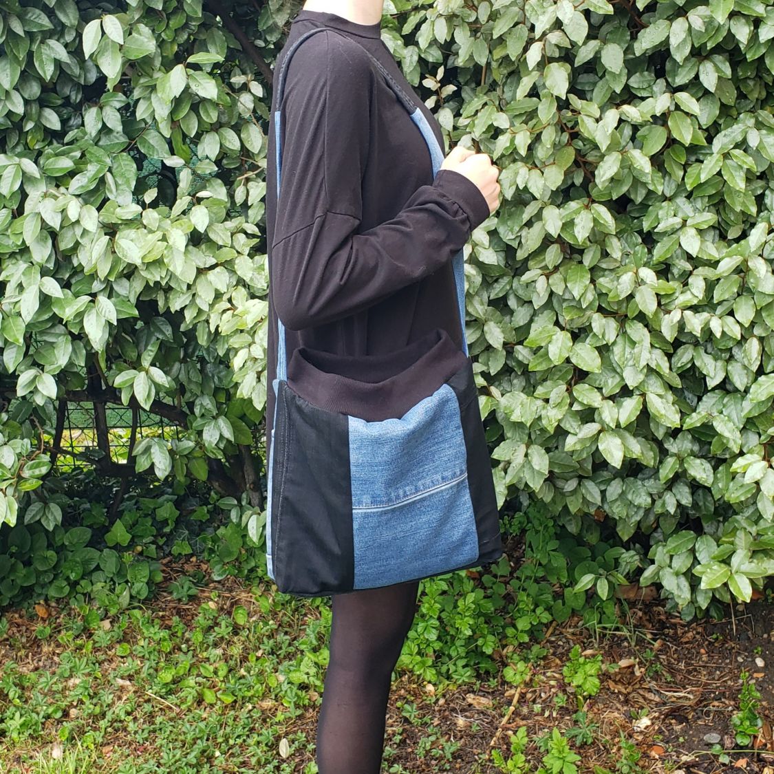 Sac &agrave; bandouli&egrave;re en jean recycl&eacute; bleu et noir