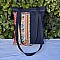 Sac bandoulière en jean recyclé avec empiècements colorés.
