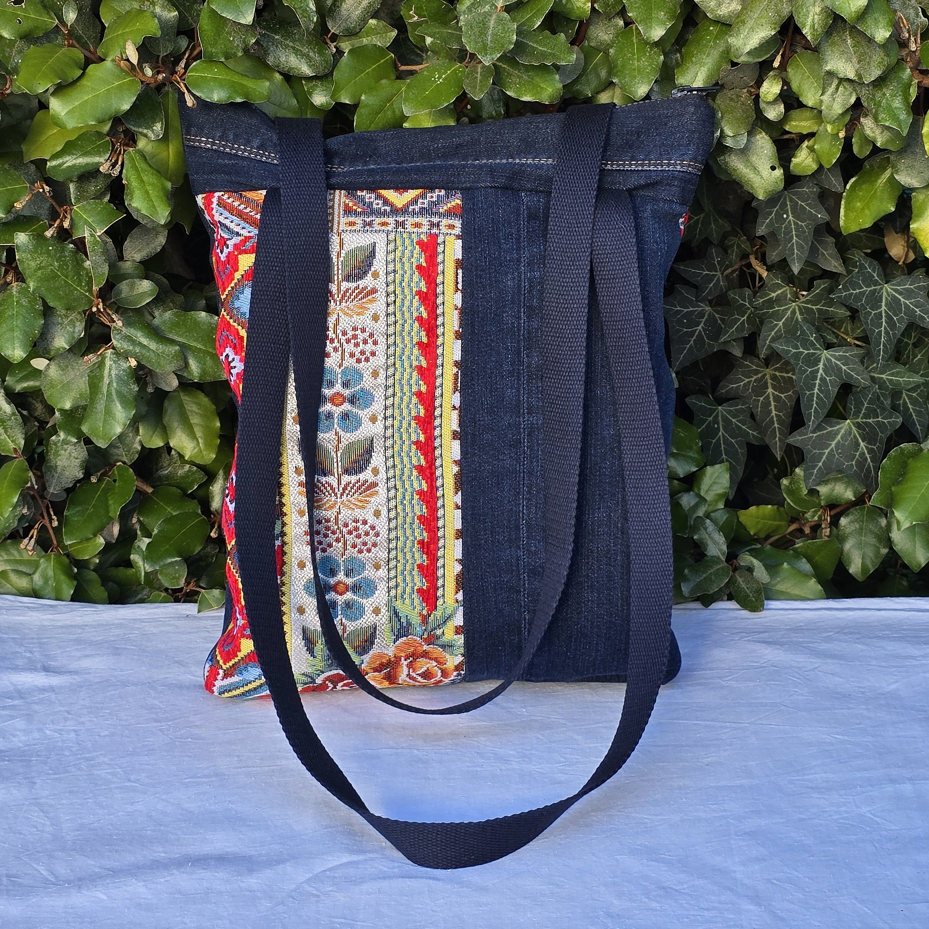 Sac bandoulière en jean recyclé avec empiècements colorés.
