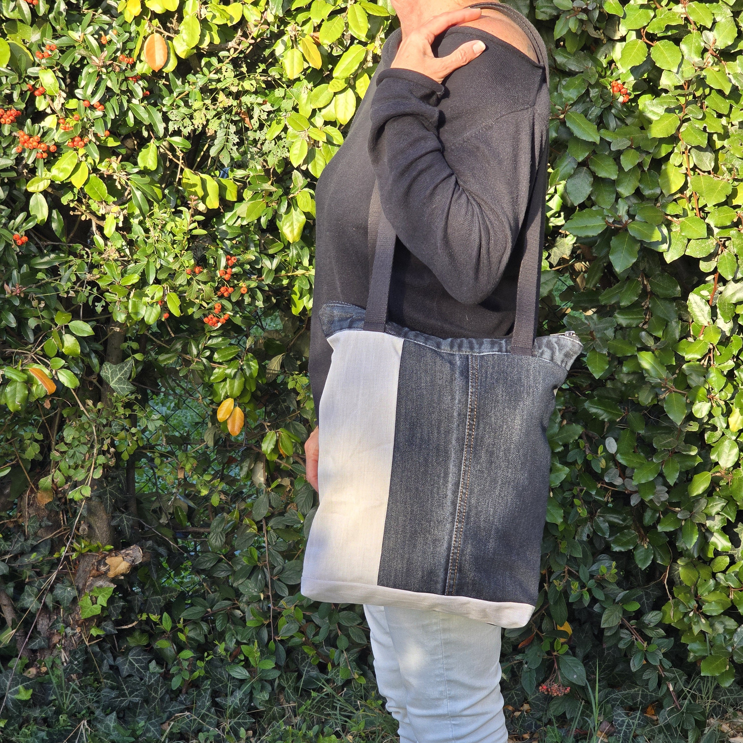 Sac à bandoulière en jean recyclé noir et gris.