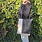 Sac à bandoulière en jean recyclé noir et gris.