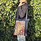 Sac bandoulière en jean recyclé avec empiècements colorés.