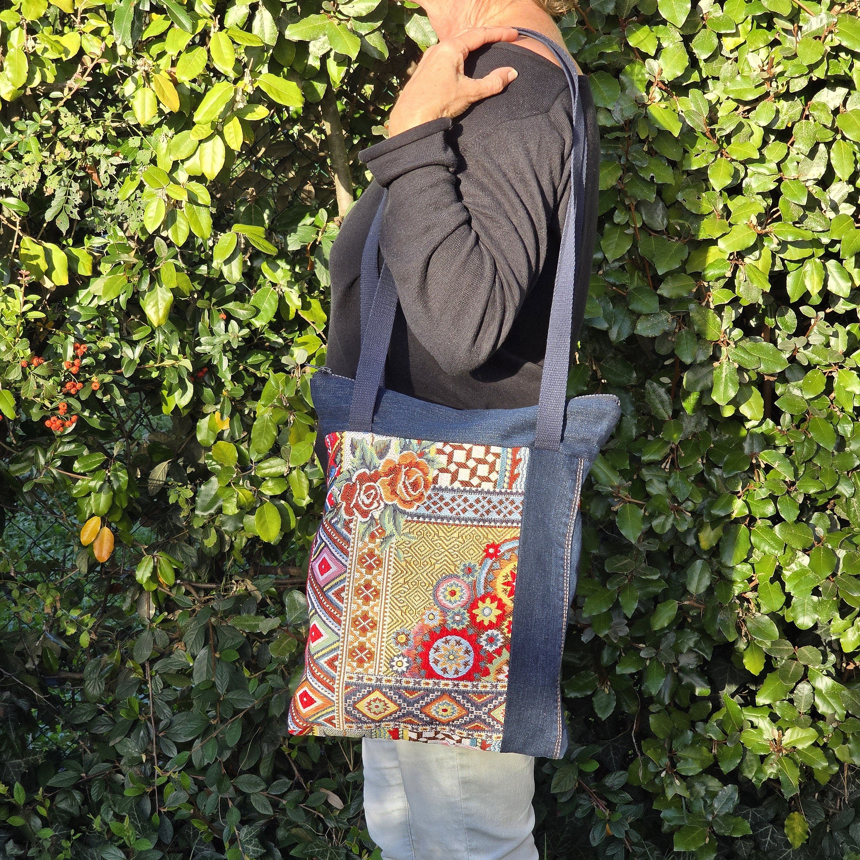 Sac bandoulière en jean recyclé avec empiècements colorés.