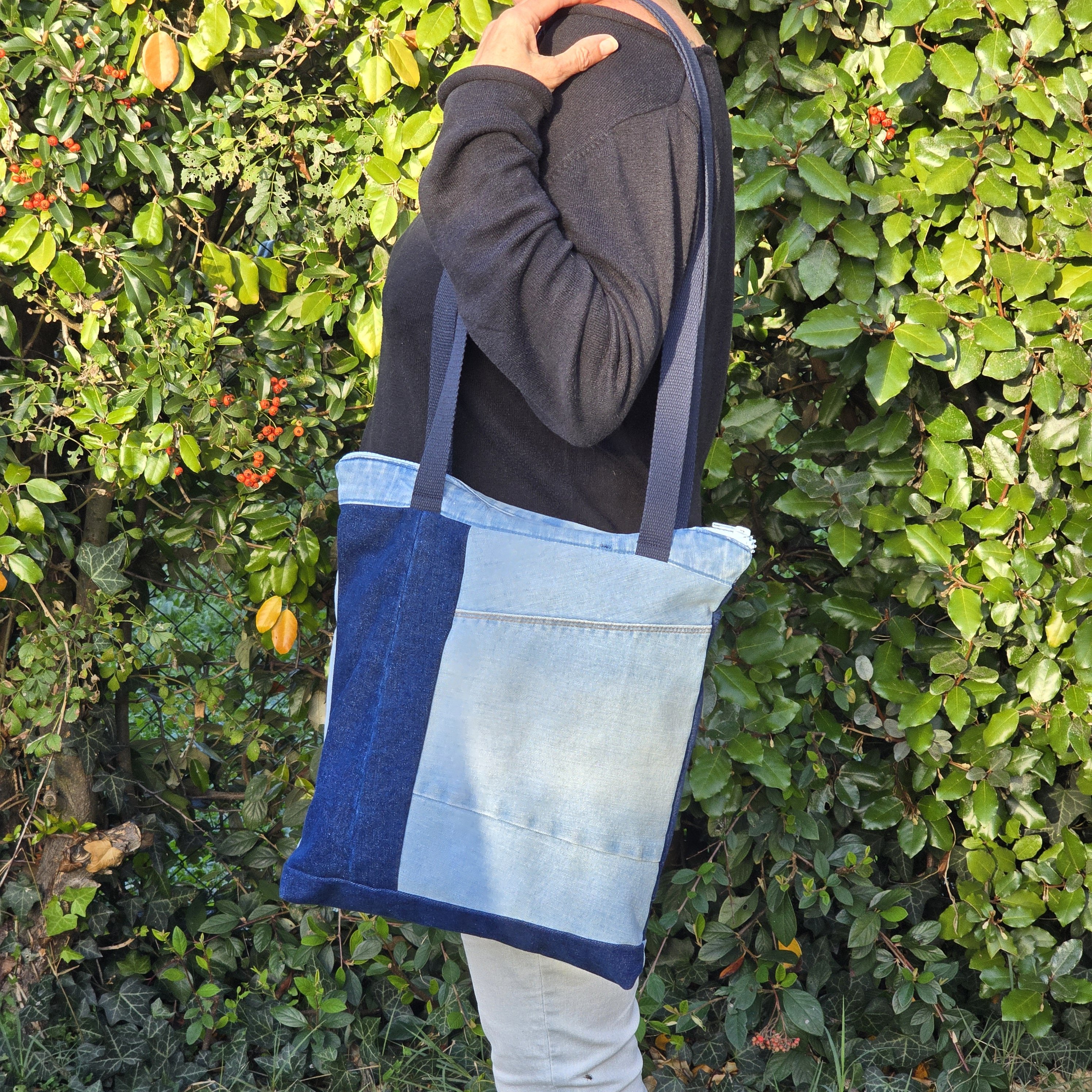 Sac &agrave; bandouli&egrave;re en jean recycl&eacute;  avec empi&egrave;cements bleu fonc&eacute; et bleu clair