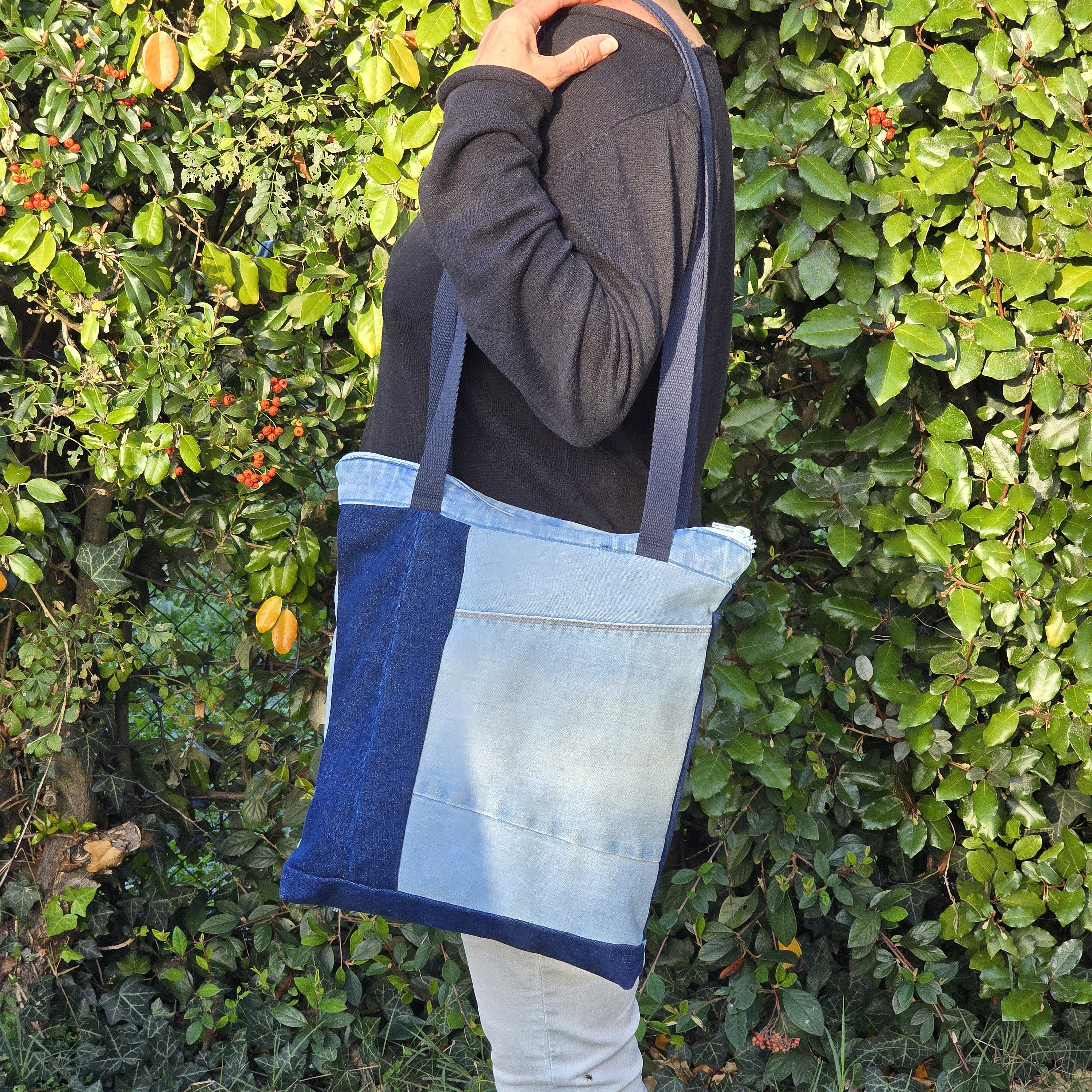 Sac &agrave; bandouli&egrave;re en jean recycl&eacute;  avec empi&egrave;cements bleu fonc&eacute; et bleu clair