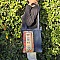 Sac bandoulière en jean recyclé avec empiècements colorés.
