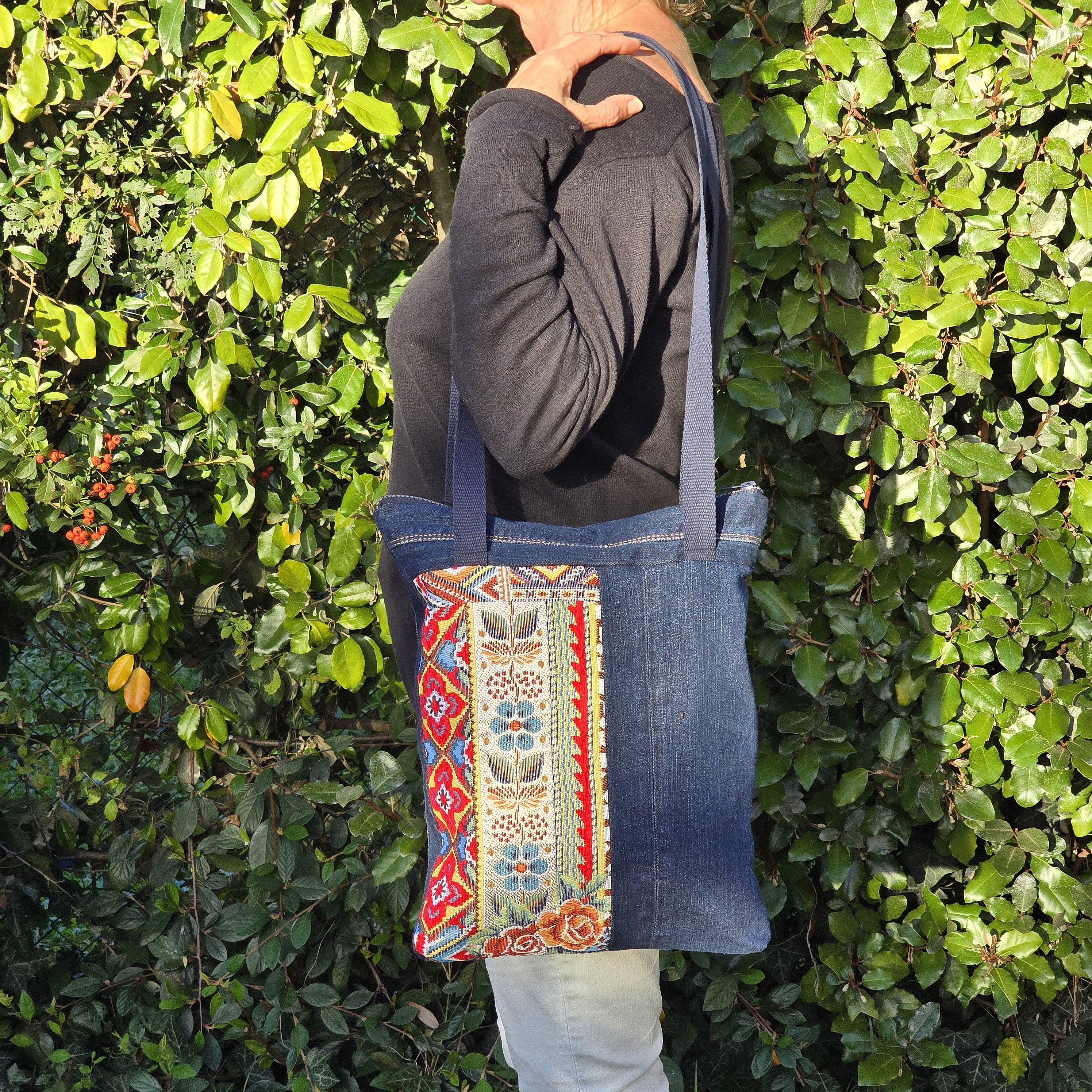 Sac bandoulière en jean recyclé avec empiècements colorés.
