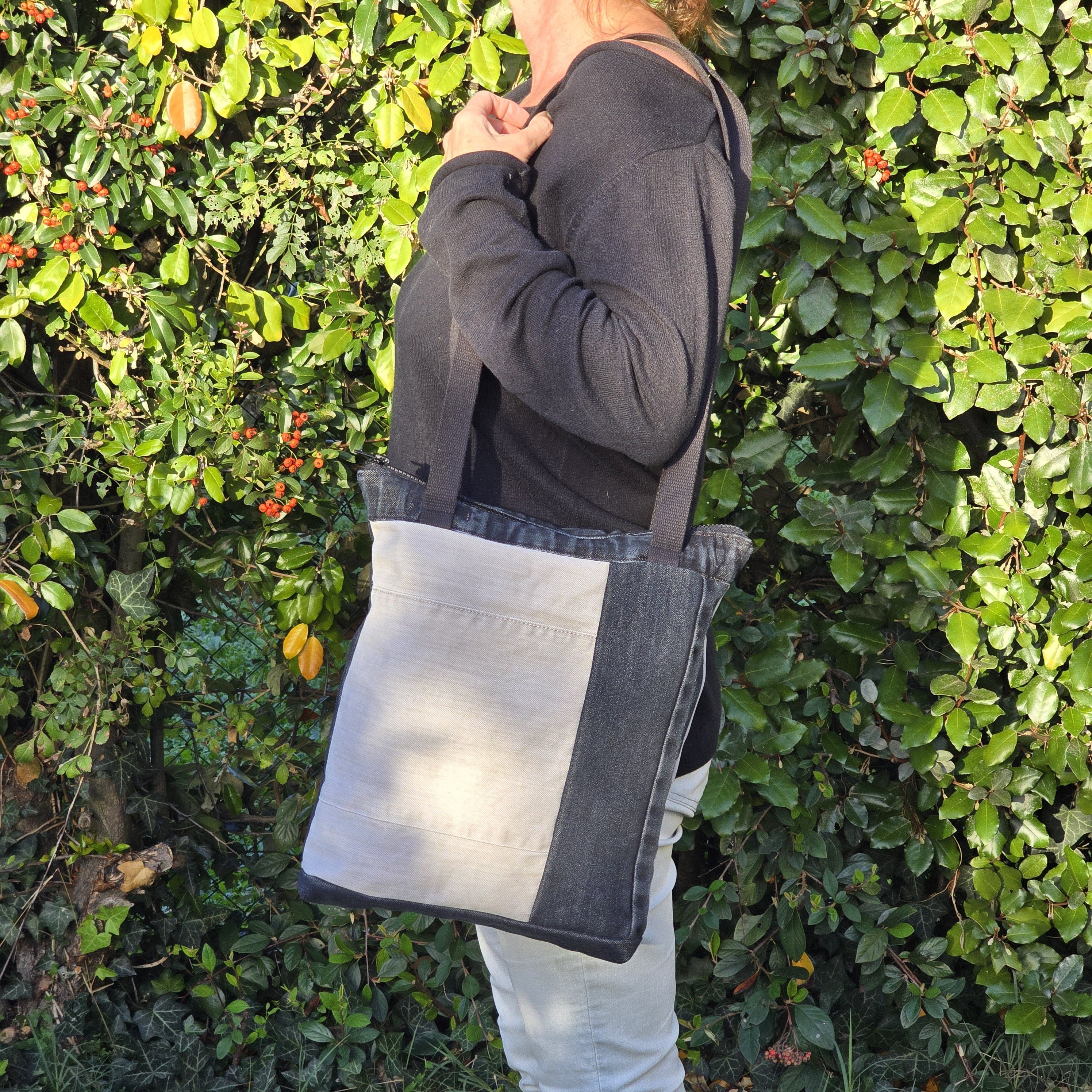 Sac à bandoulière en jean recyclé noir et gris.
