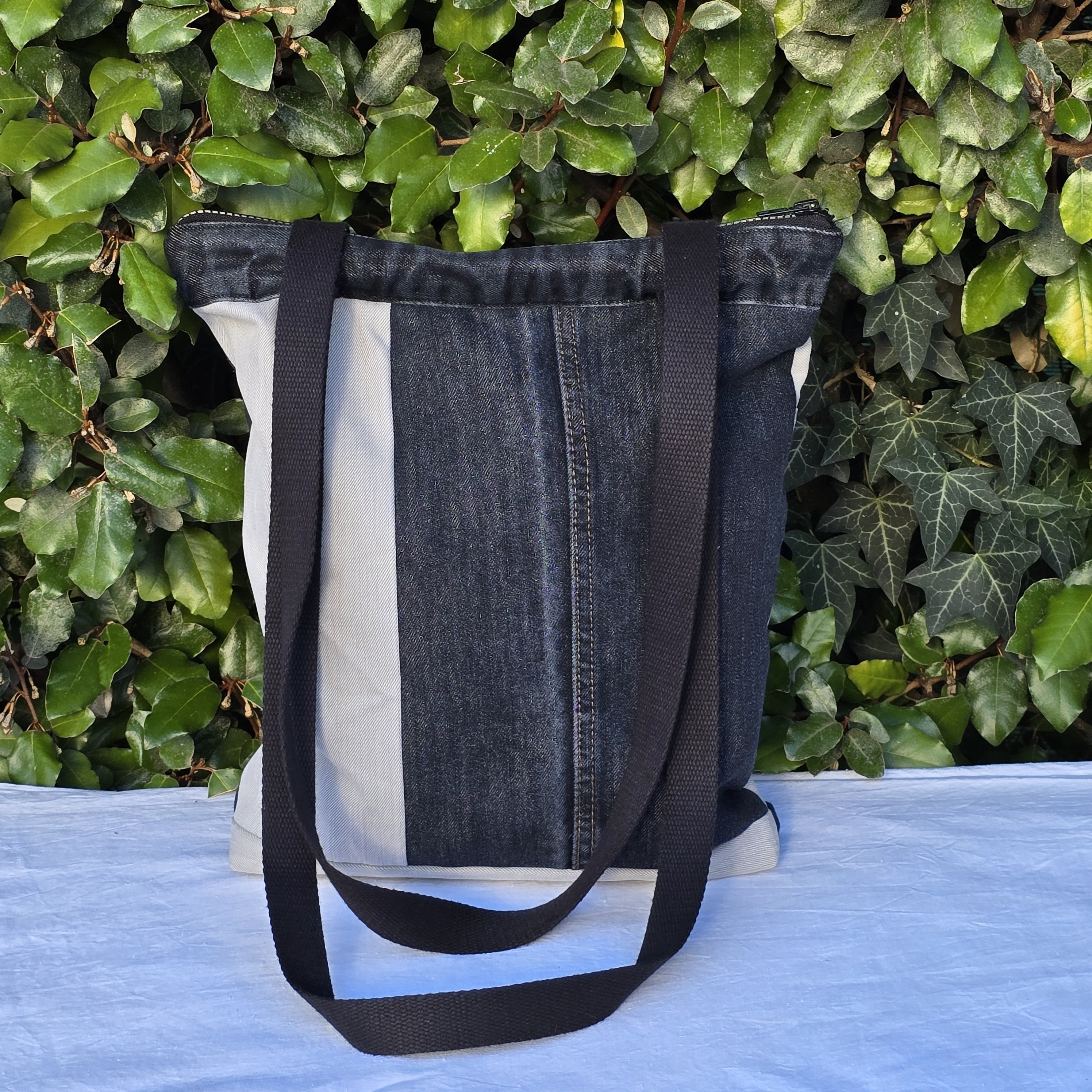 Sac à bandoulière en jean recyclé noir et gris.