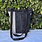 Sac à bandoulière en jean recyclé noir et gris.
