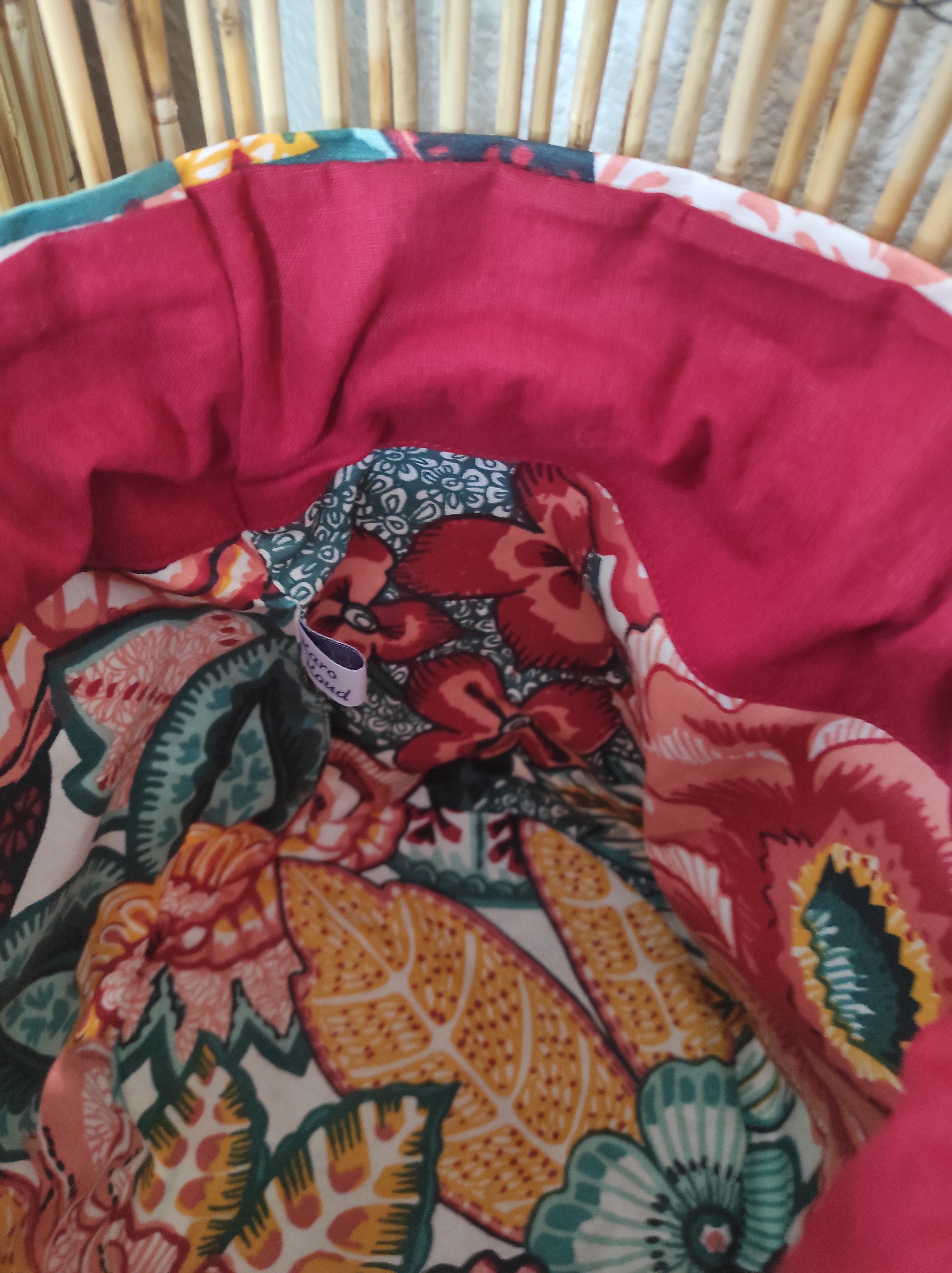 Intérieur d'une trousse bourse imperméable à motif floral bordeaux.