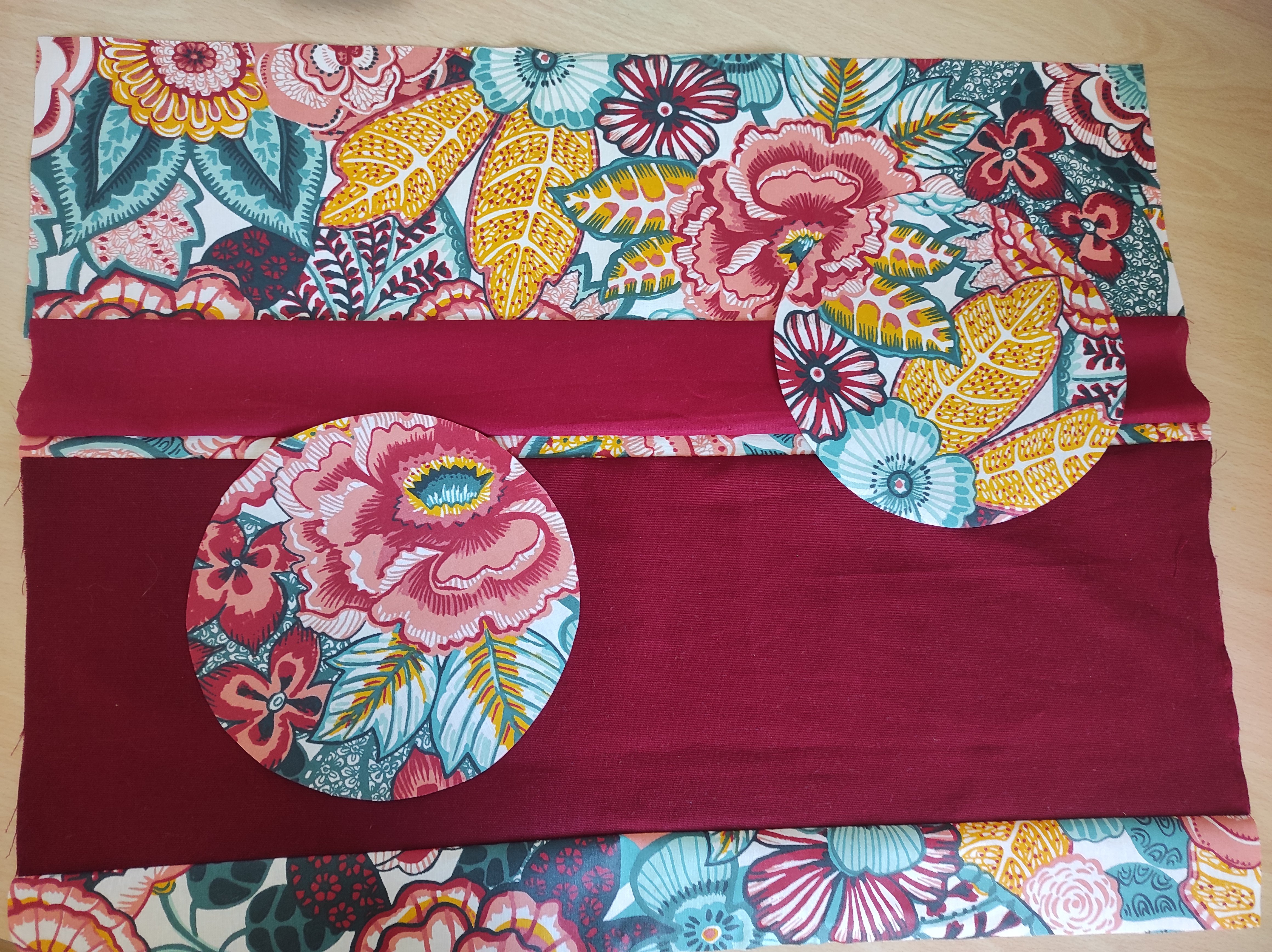 Tissu enduit floral bordeaux pour trousse de toilette bourse.