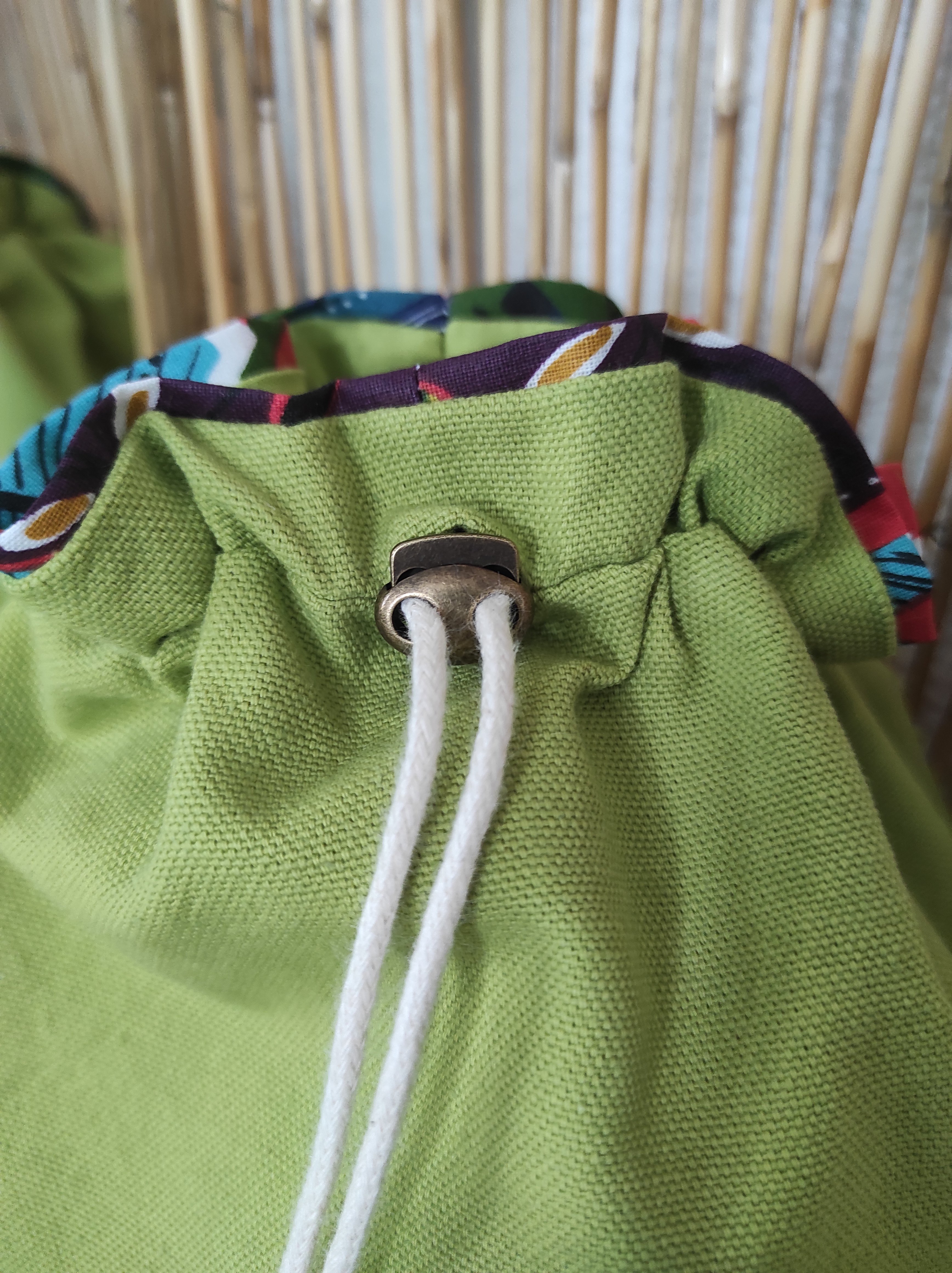 Trousse de toilette bourse imperméable à motif végétal coloré.