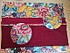 Tissu enduit floral bordeaux pour trousse de toilette bourse.
