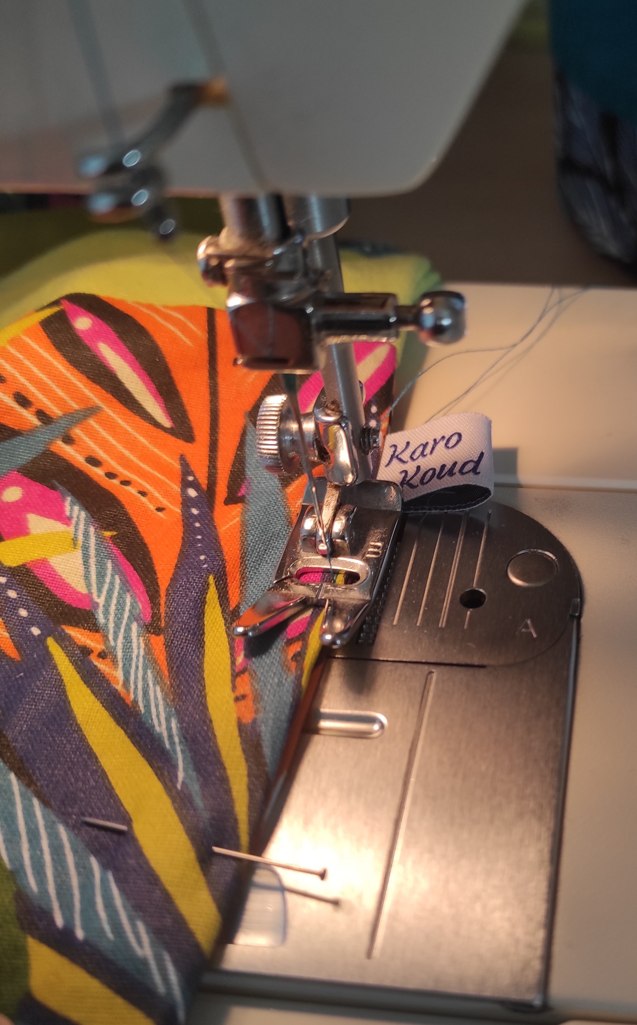 Confection artisanale d'une trousse bourse à motif végétal coloré.
