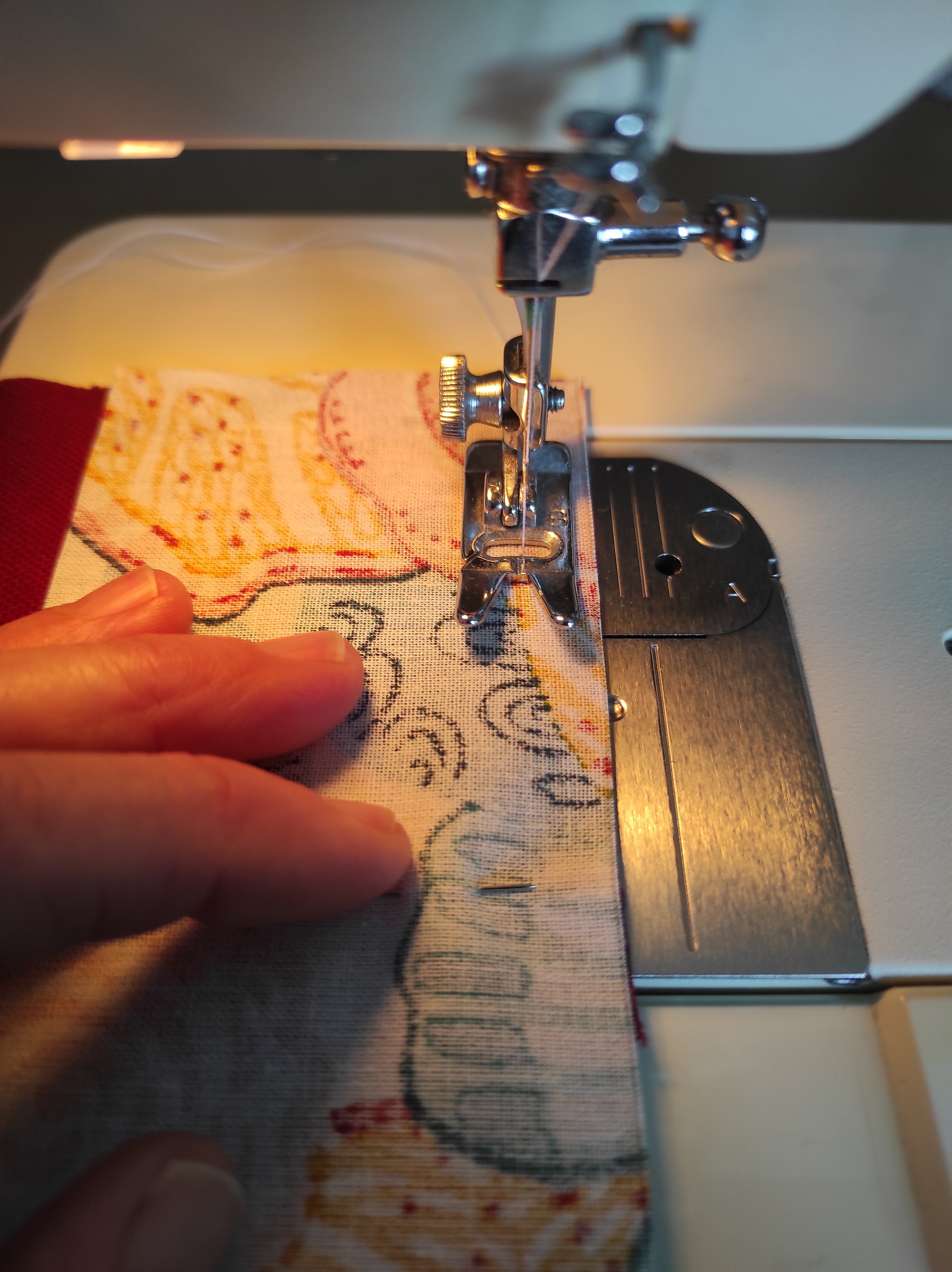 Confection artisanale d'une trousse bourse à motif floral.
