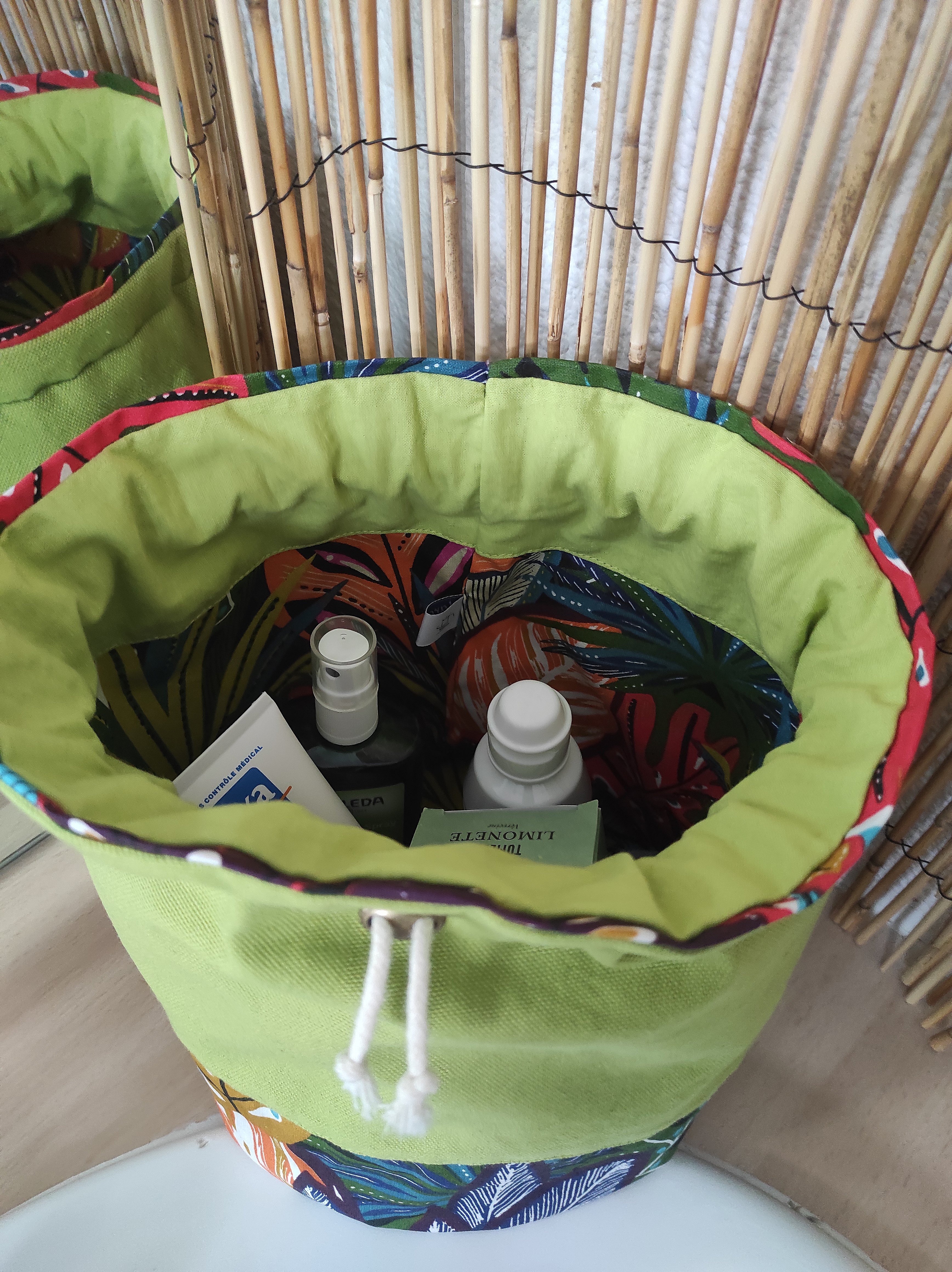 Trousse de toilette bourse imperméable à motif végétal coloré.