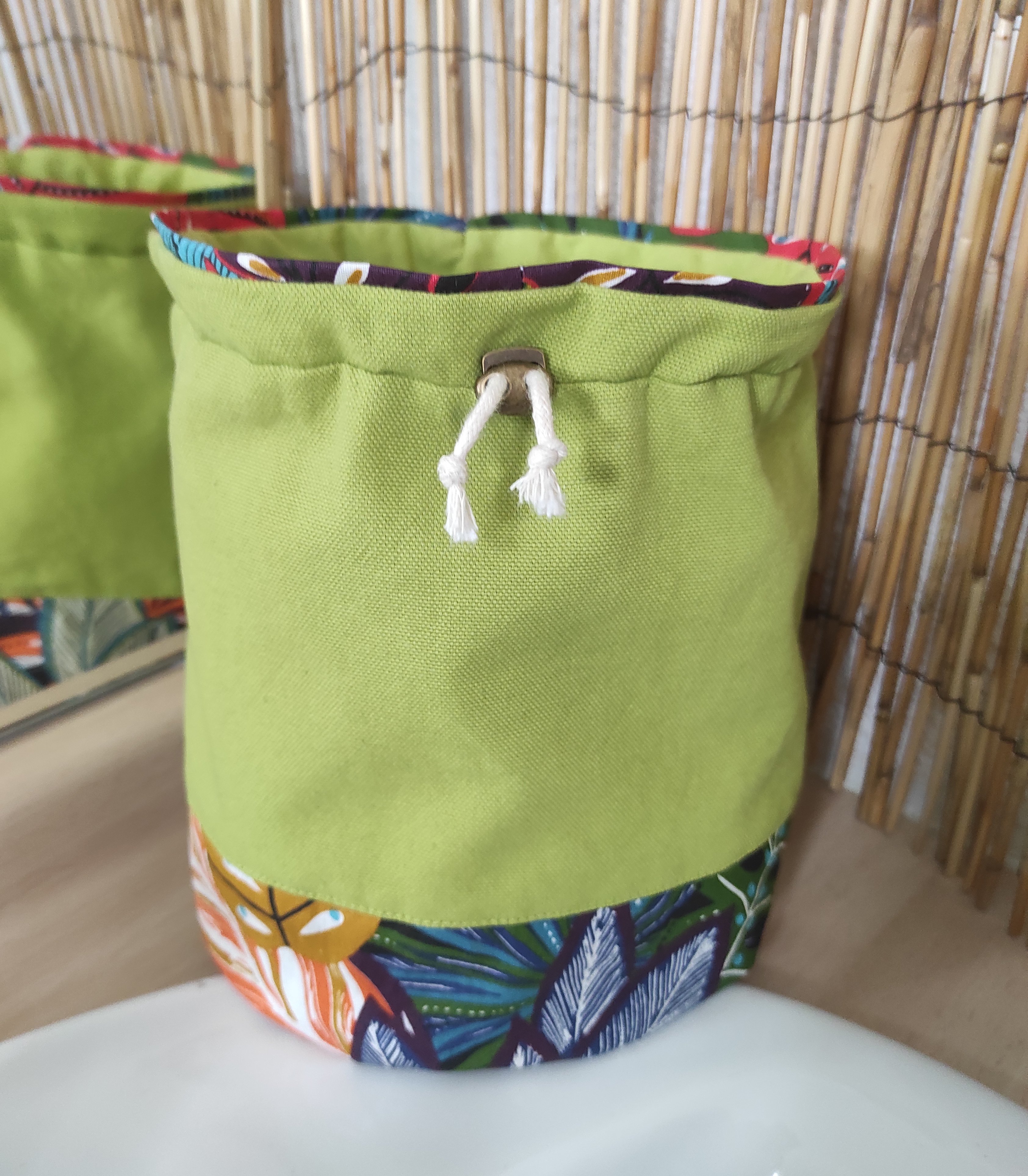 Trousse de toilette bourse imperméable à motif végétal coloré.