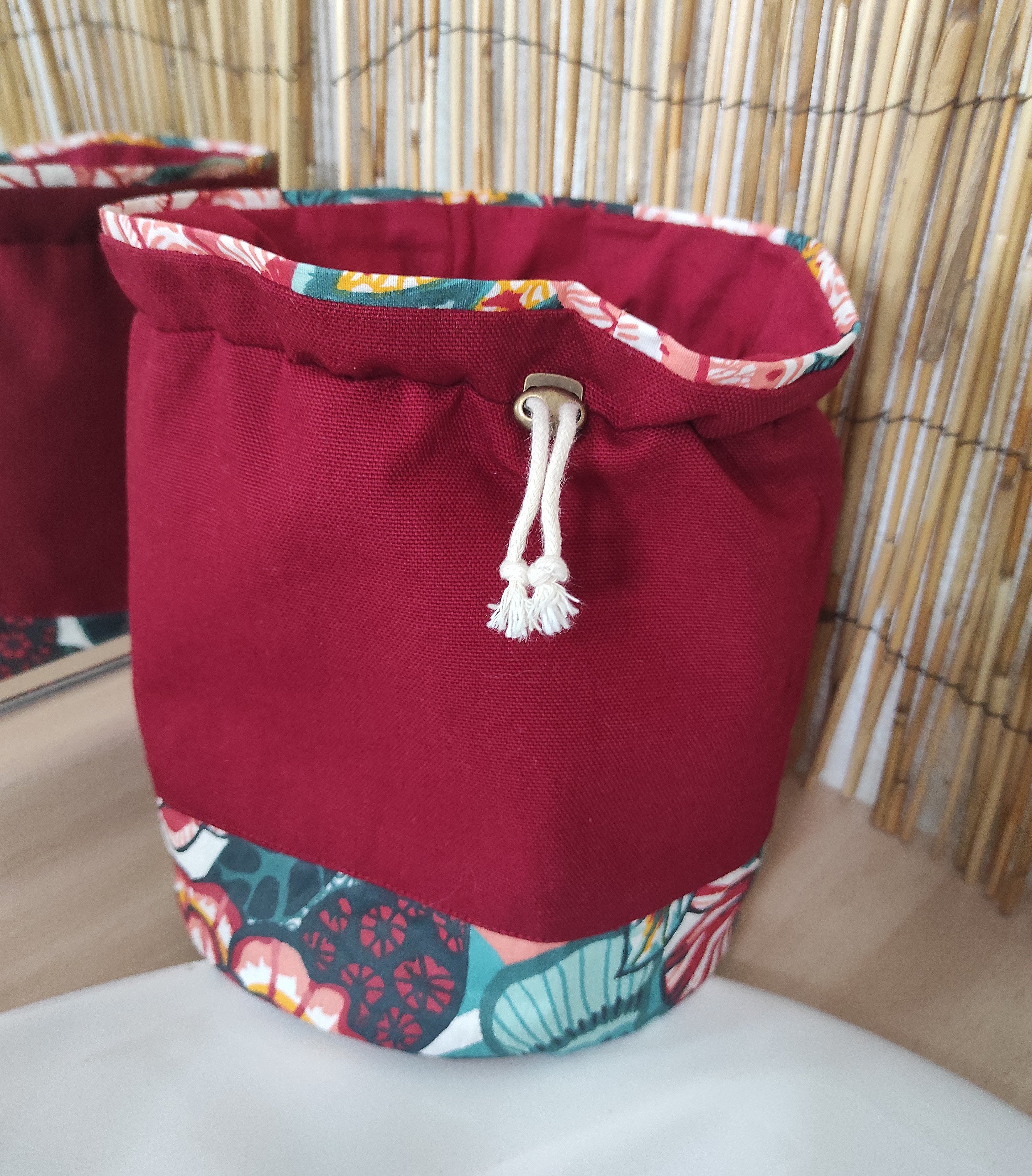 Trousse de toilette bourse imperméable à motif floral bordeaux.
