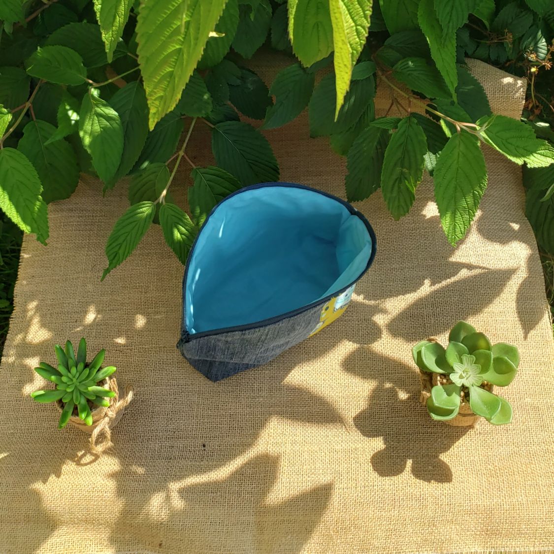 Trousse de toilette asymétrique en jean recyclé et coton.