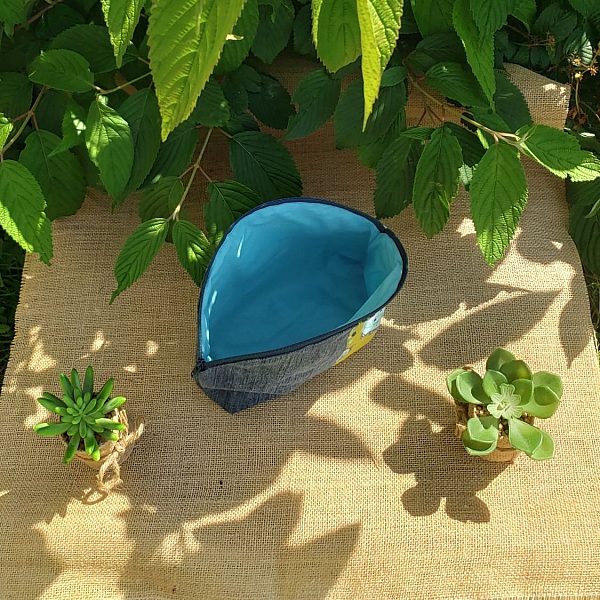 Trousse de toilette asymétrique en jean recyclé et coton.