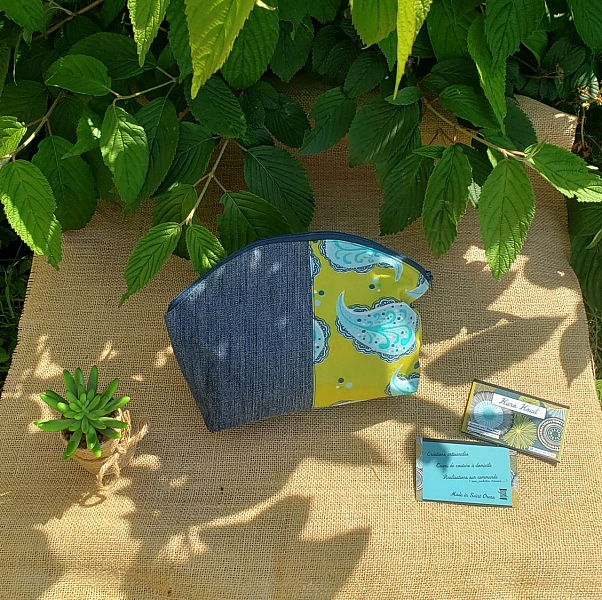 Trousse de toilette artisanale en jean recyclé et coton imprimé.