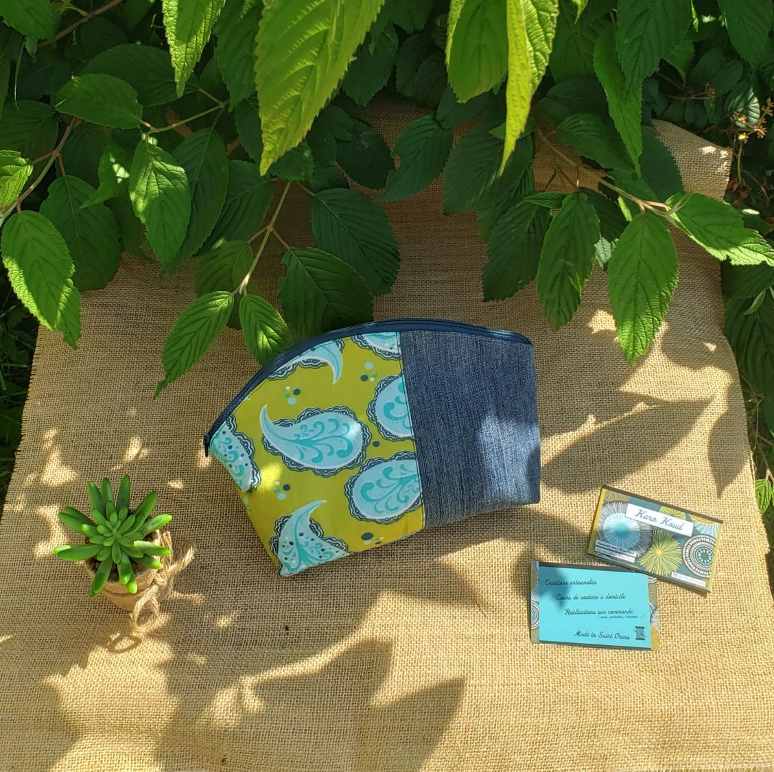 Trousse de toilette artisanale en jean recyclé et coton imprimé.